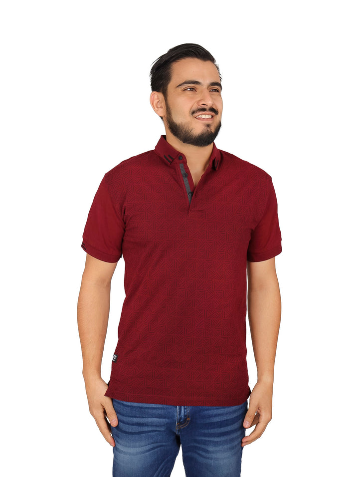 Hombre vistiendo una playera polo de color vino con cuello y manga corta.