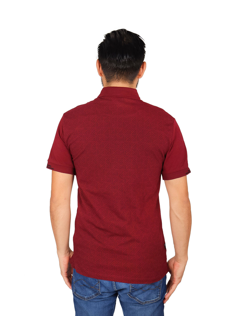 Hombre vistiendo una playera polo de color vino con cuello y manga corta.