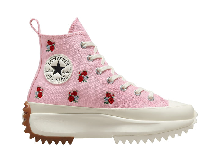Tenis Converse Run Star Hike en color rosa con estampado de rosas rojas y suela blanca de plataforma dentada.