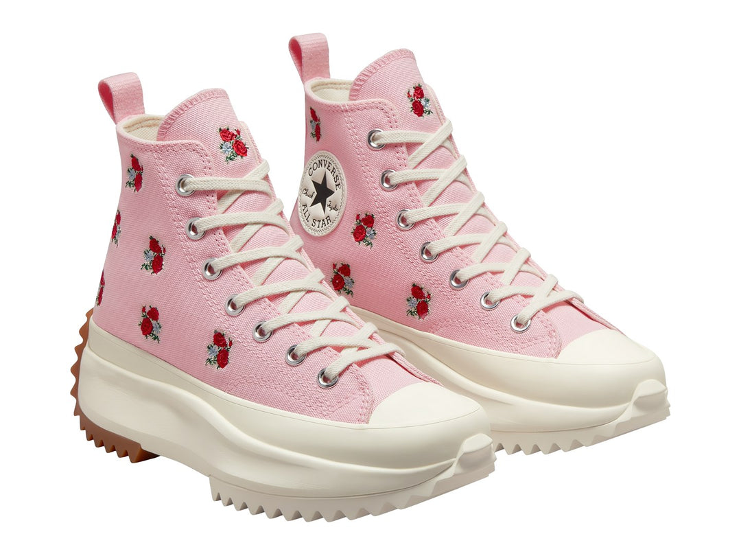 Tenis Converse Run Star Hike en color rosa con estampado de rosas rojas y suela blanca de plataforma dentada.