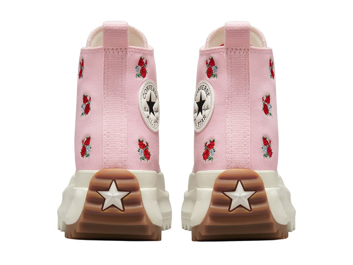 Tenis Converse Run Star Hike en color rosa con estampado de rosas rojas y suela blanca de plataforma dentada.