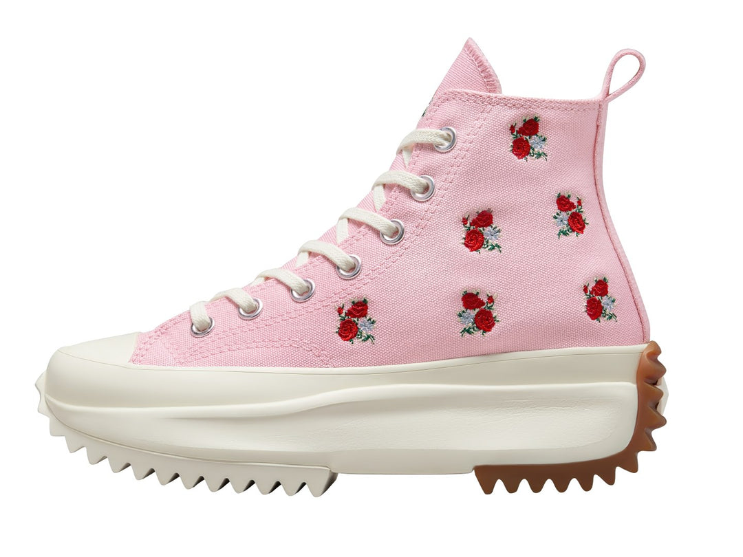 Tenis Converse Run Star Hike en color rosa con estampado de rosas rojas y suela blanca de plataforma dentada.