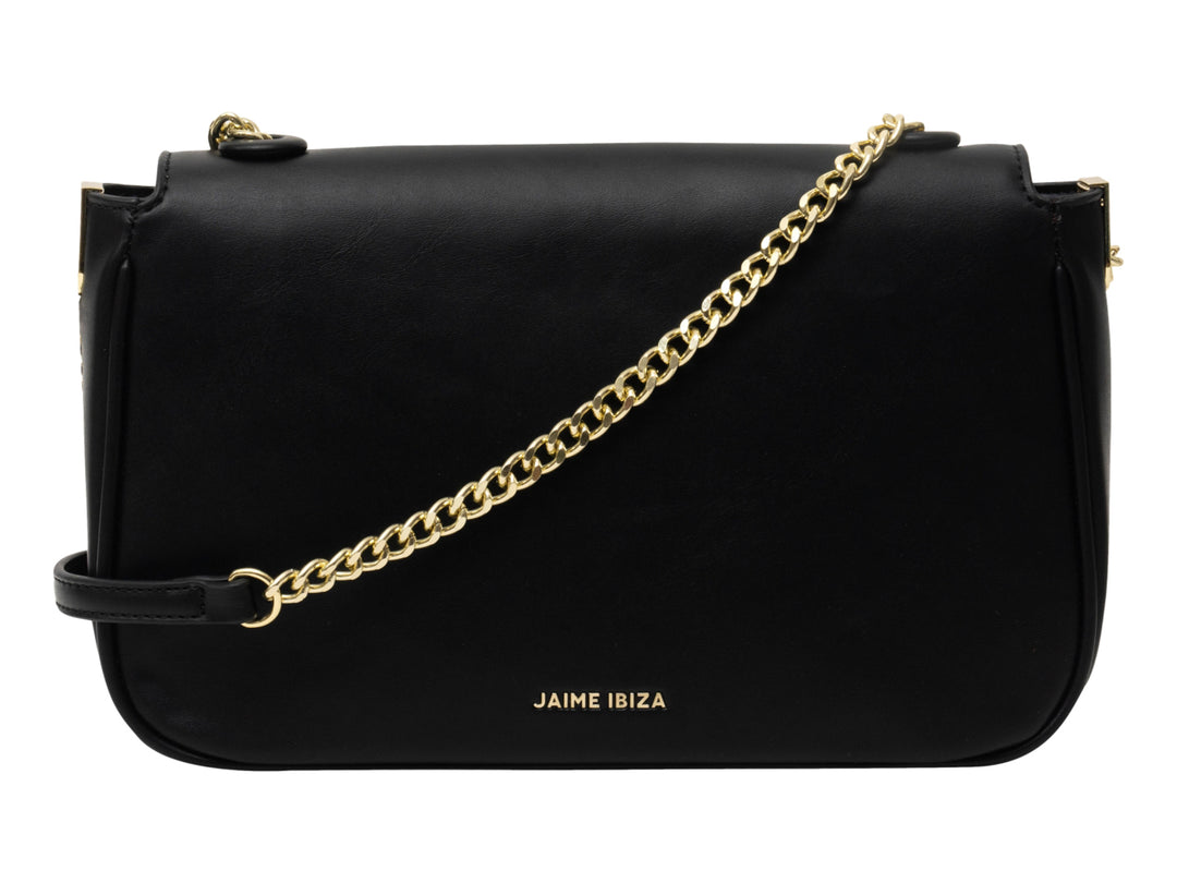 Bolso negro rectangular de Jaime Ibiza con correa de cadena dorada y nombre de la marca en relieve.