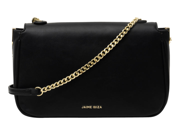 Bolso negro rectangular de Jaime Ibiza con correa de cadena dorada y nombre de la marca en relieve.
