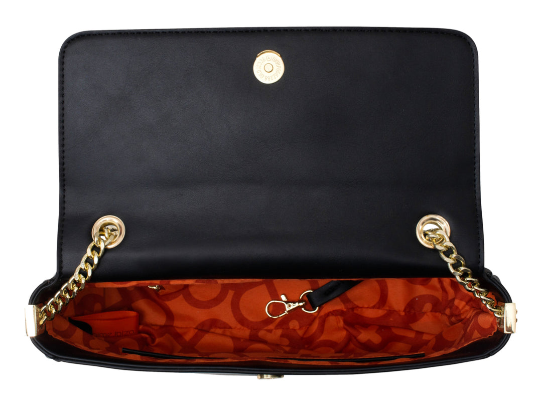 Bolso negro rectangular de Jaime Ibiza con correa de cadena dorada y nombre de la marca en relieve.
