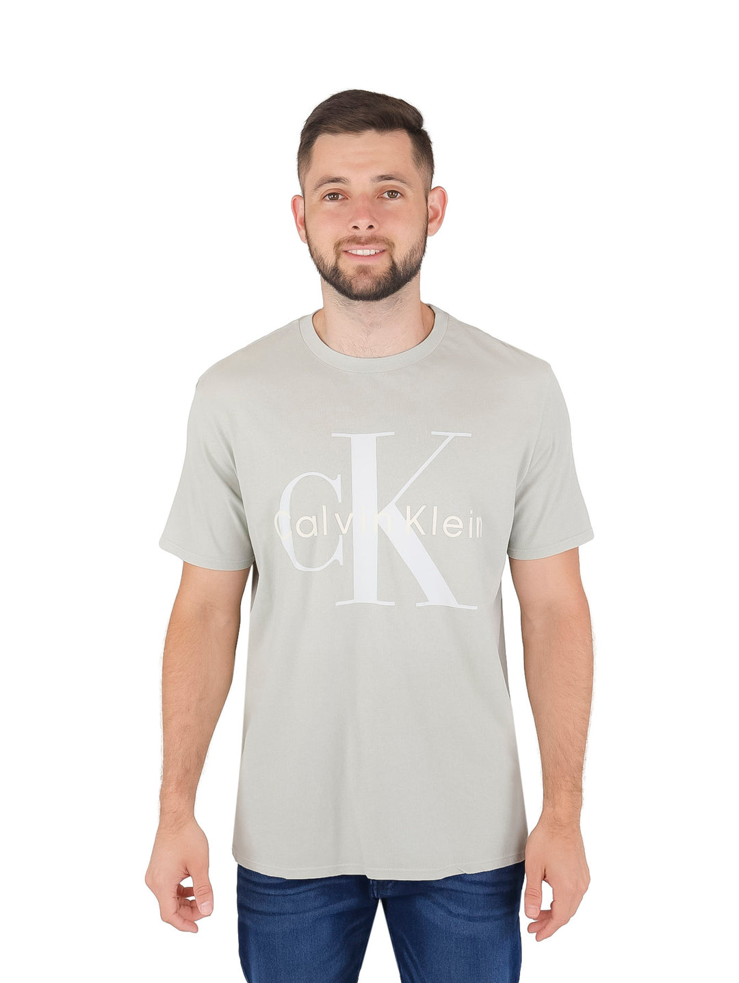 Hombre vistiendo playera gris de manga corta con logotipo blanco de Calvin Klein.