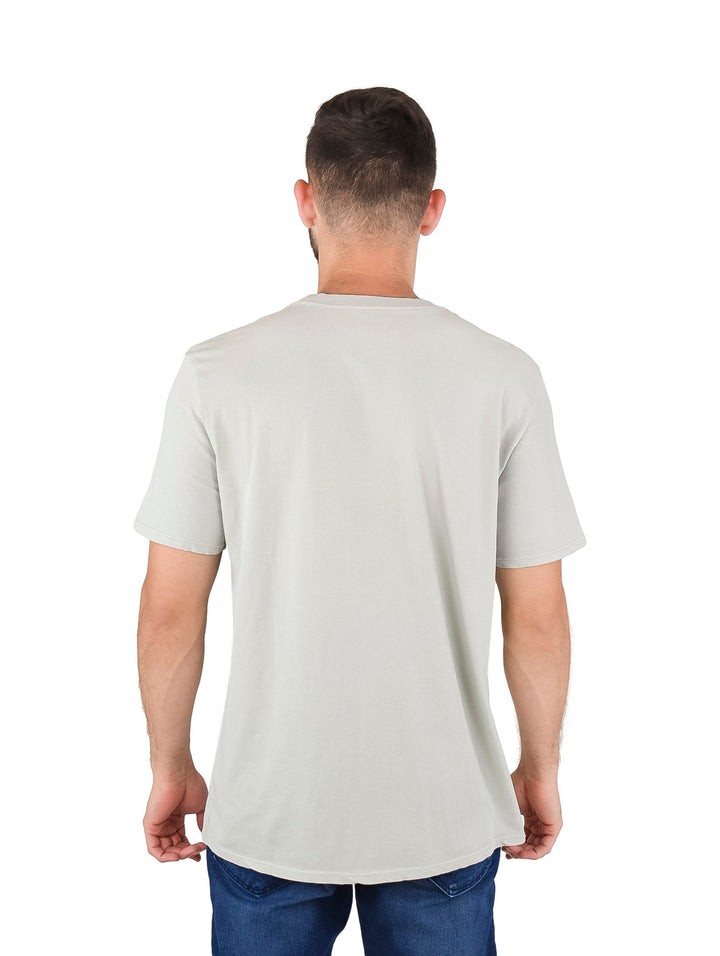 Hombre vistiendo playera gris de manga corta con logotipo blanco de Calvin Klein.