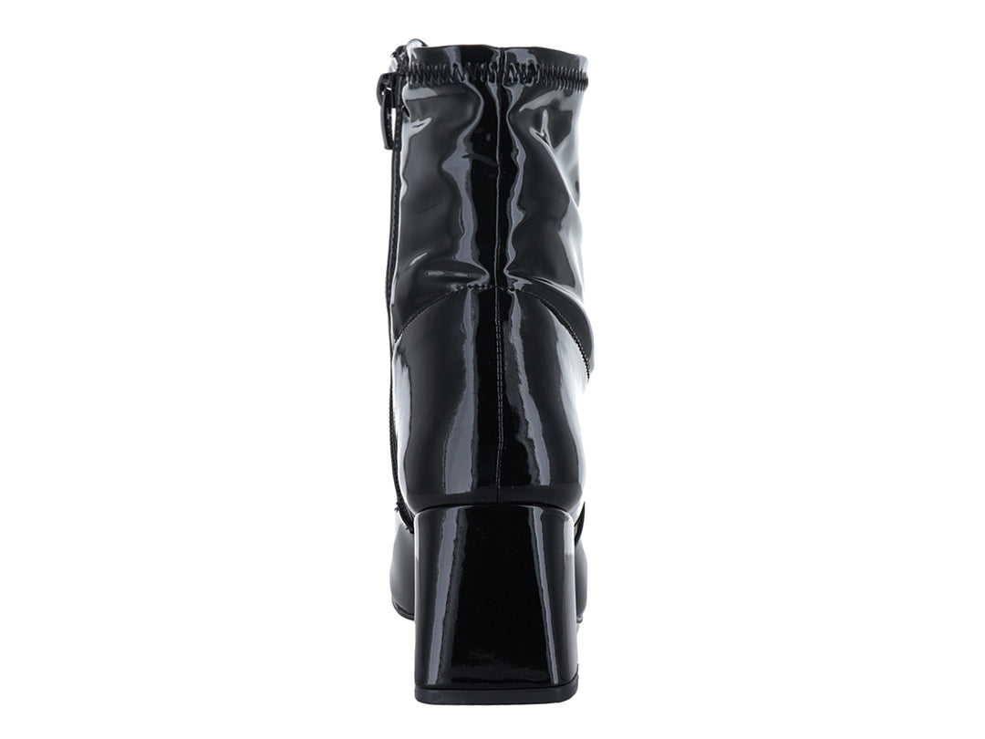 Botín negro de charol brillante con tacón cuadrado grueso.
