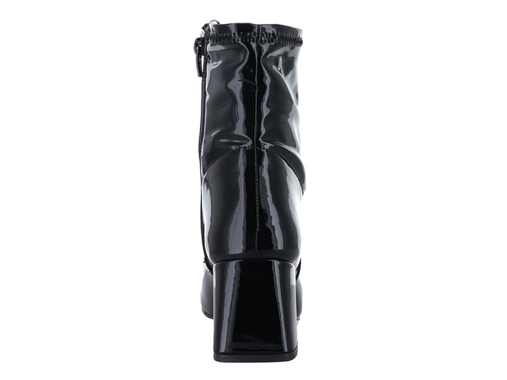 Botín negro de charol brillante con tacón cuadrado grueso.