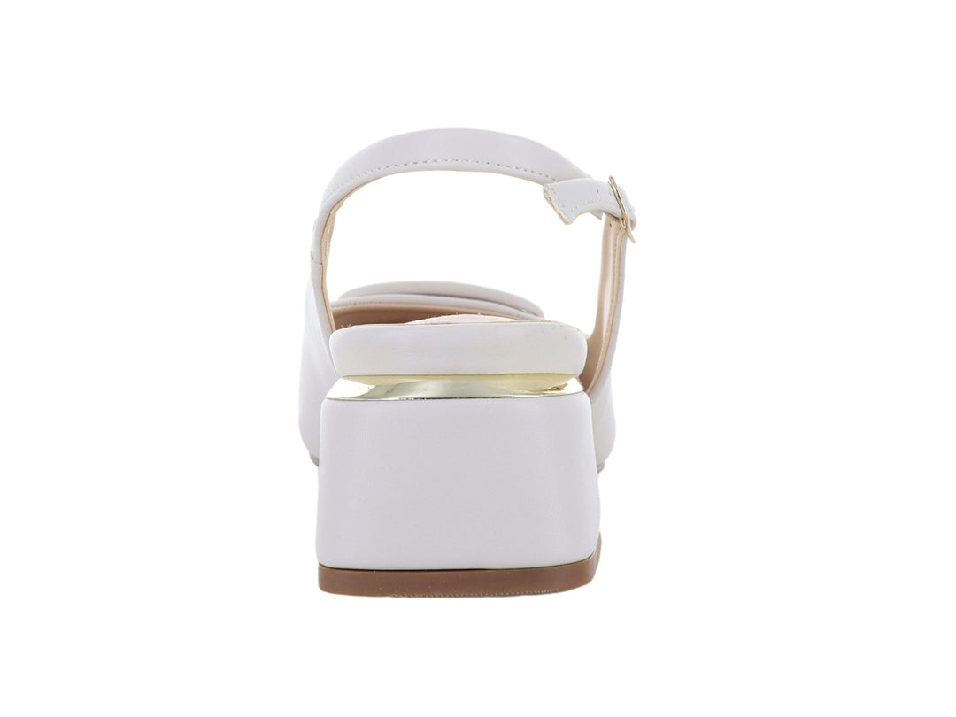 Zapato blanco estilo slingback para mujer con tacón cuadrado y detalle de hebilla en la parte frontal.