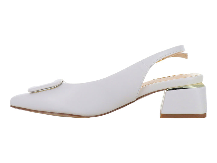 Zapato blanco estilo slingback para mujer con tacón cuadrado y detalle de hebilla en la parte frontal.