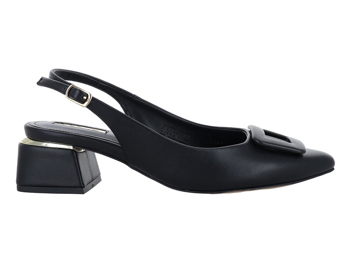 Zapato negro de tacón cuadrado con hebilla frontal y correa posterior.