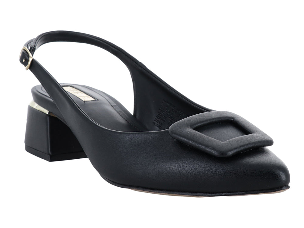 Zapato negro de tacón cuadrado con hebilla frontal y correa posterior.