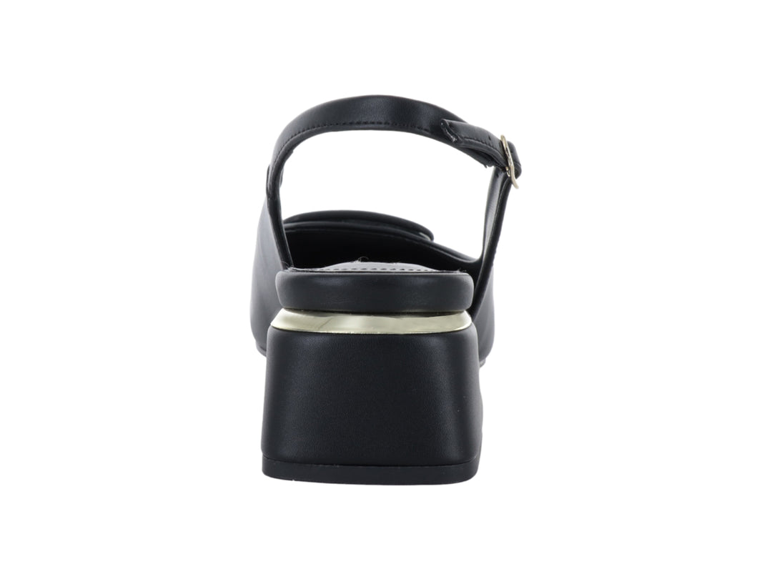 Zapato negro de tacón cuadrado con hebilla frontal y correa posterior.