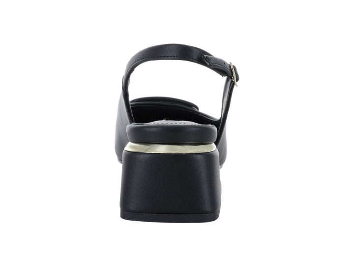 Zapato negro de tacón cuadrado con hebilla frontal y correa posterior.