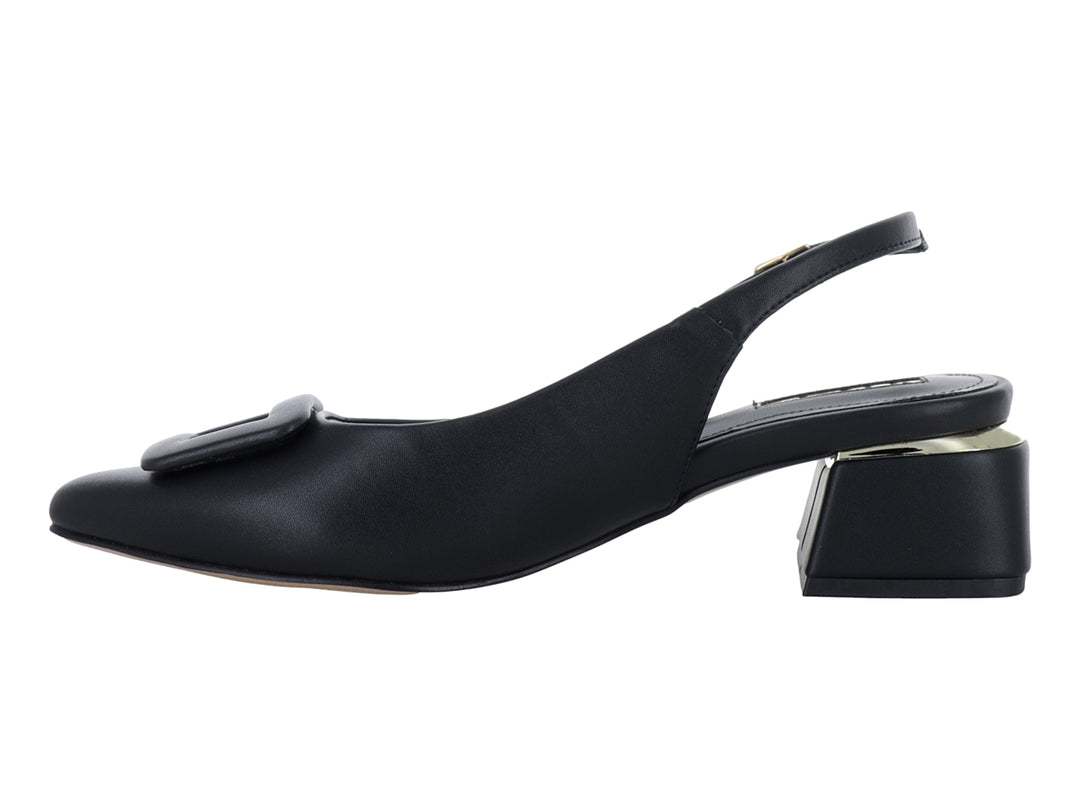 Zapato negro de tacón cuadrado con hebilla frontal y correa posterior.