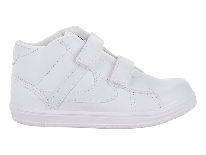 Tenis escolares blancos con cierre de velcro.