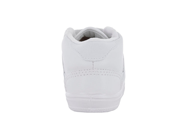 Tenis escolares blancos con cierre de velcro.