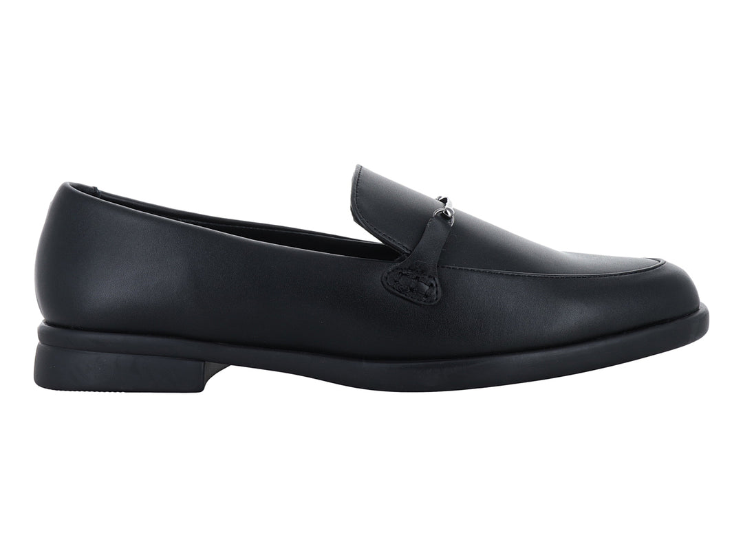 Zapato tipo mocasín color negro con acabado liso y suela baja.