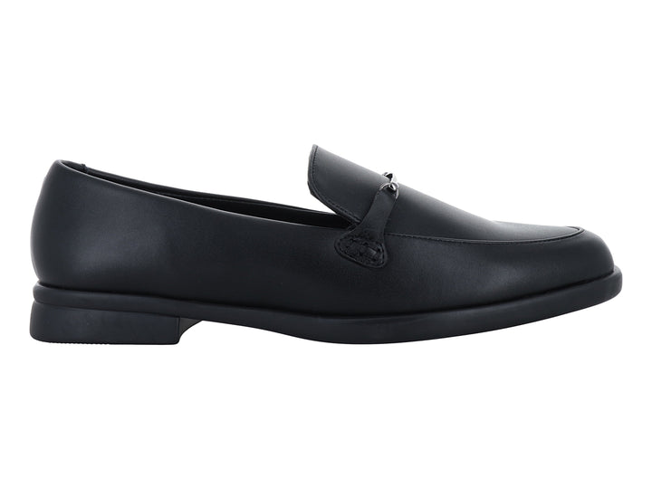 Zapato tipo mocasín color negro con acabado liso y suela baja.
