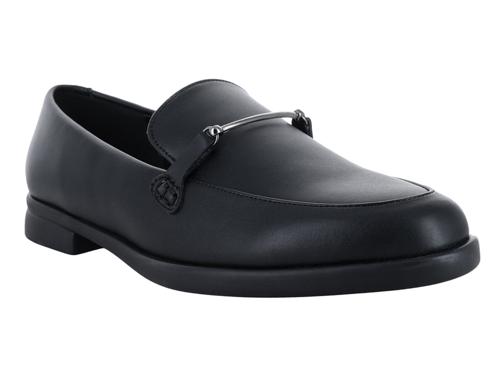 Zapato tipo mocasín color negro con acabado liso y suela baja.