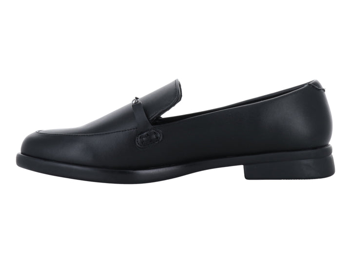 Zapato tipo mocasín color negro con acabado liso y suela baja.