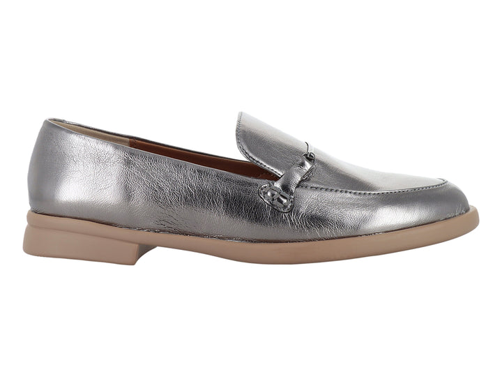 Zapato tipo mocasín color plata metálico con suela beige.
