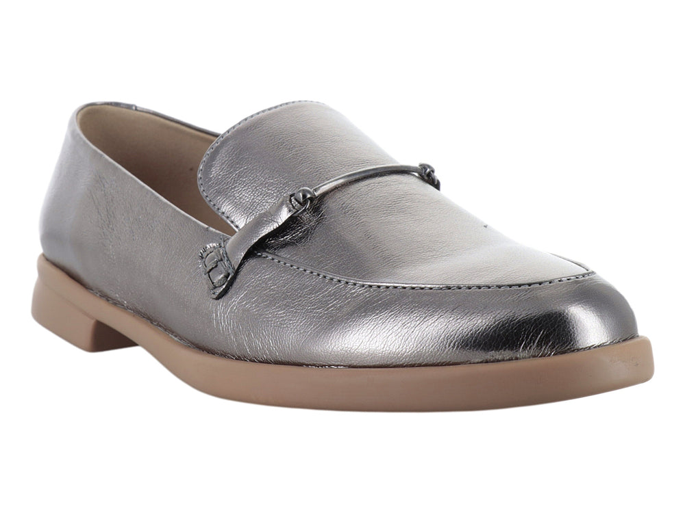 Zapato tipo mocasín color plata metálico con suela beige.