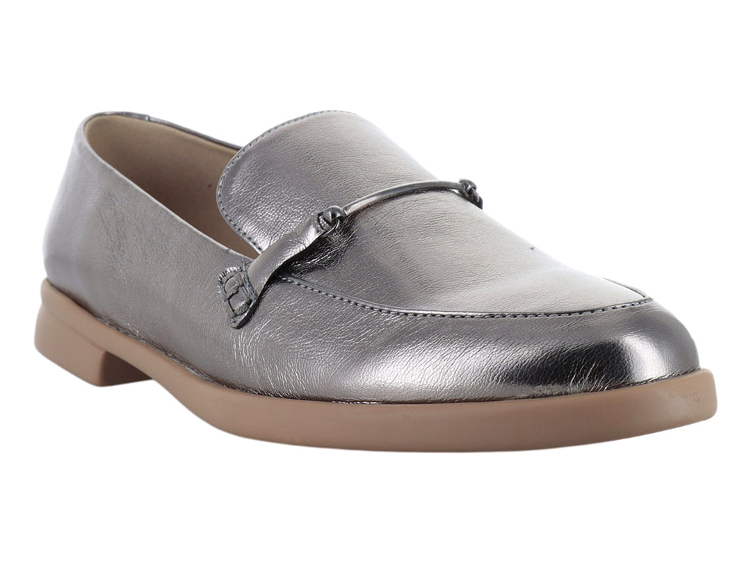 Zapato tipo mocasín color plata metálico con suela beige.