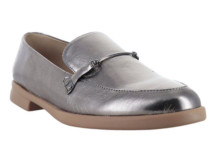 Zapato tipo mocasín color plata metálico con suela beige.
