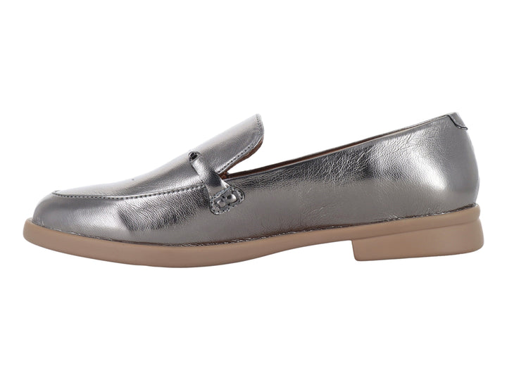 Zapato tipo mocasín color plata metálico con suela beige.