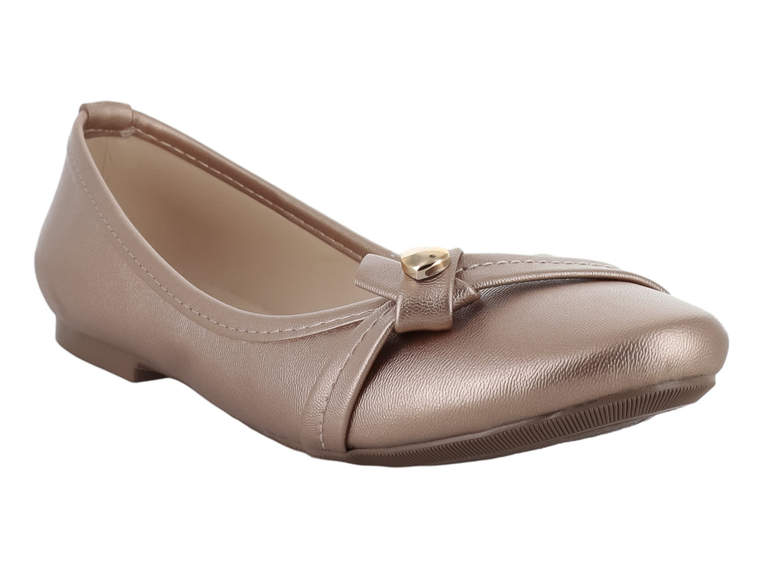 Zapato plano tipo ballerina color beige metálico con un detalle decorativo dorado en la parte frontal.