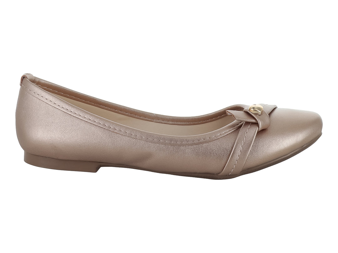 Zapato plano tipo ballerina color beige metálico con un detalle decorativo dorado en la parte frontal.
