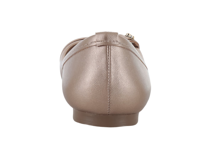 Zapato plano tipo ballerina color beige metálico con un detalle decorativo dorado en la parte frontal.