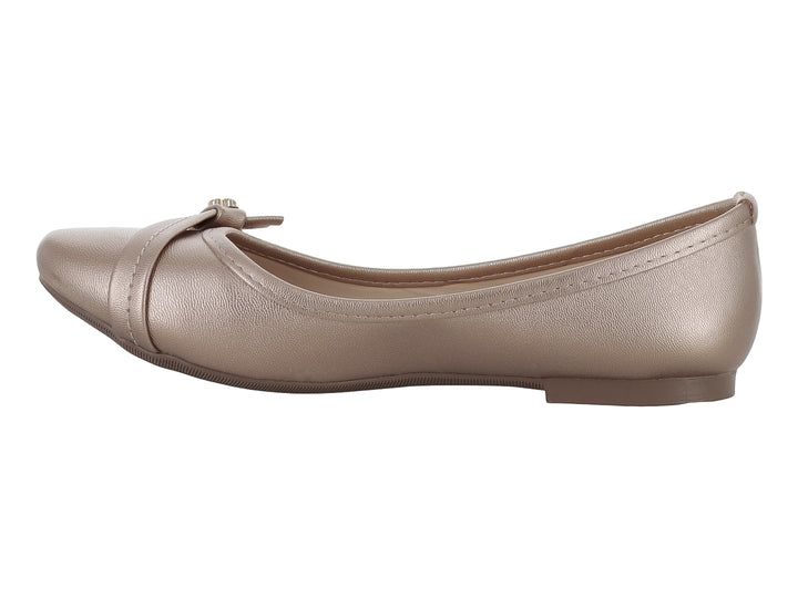 Zapato plano tipo ballerina color beige metálico con un detalle decorativo dorado en la parte frontal.