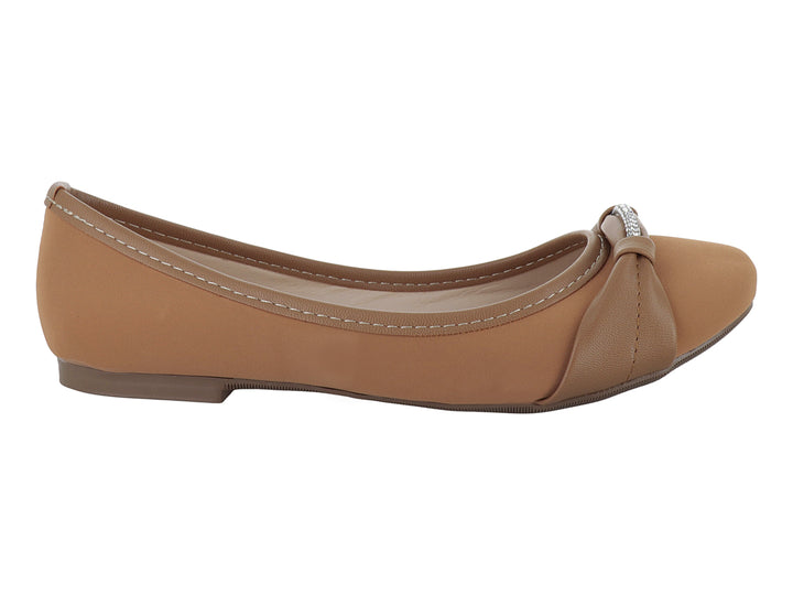 Zapato plano color camel para mujer con detalle de moño y adorno brillante en la punta.