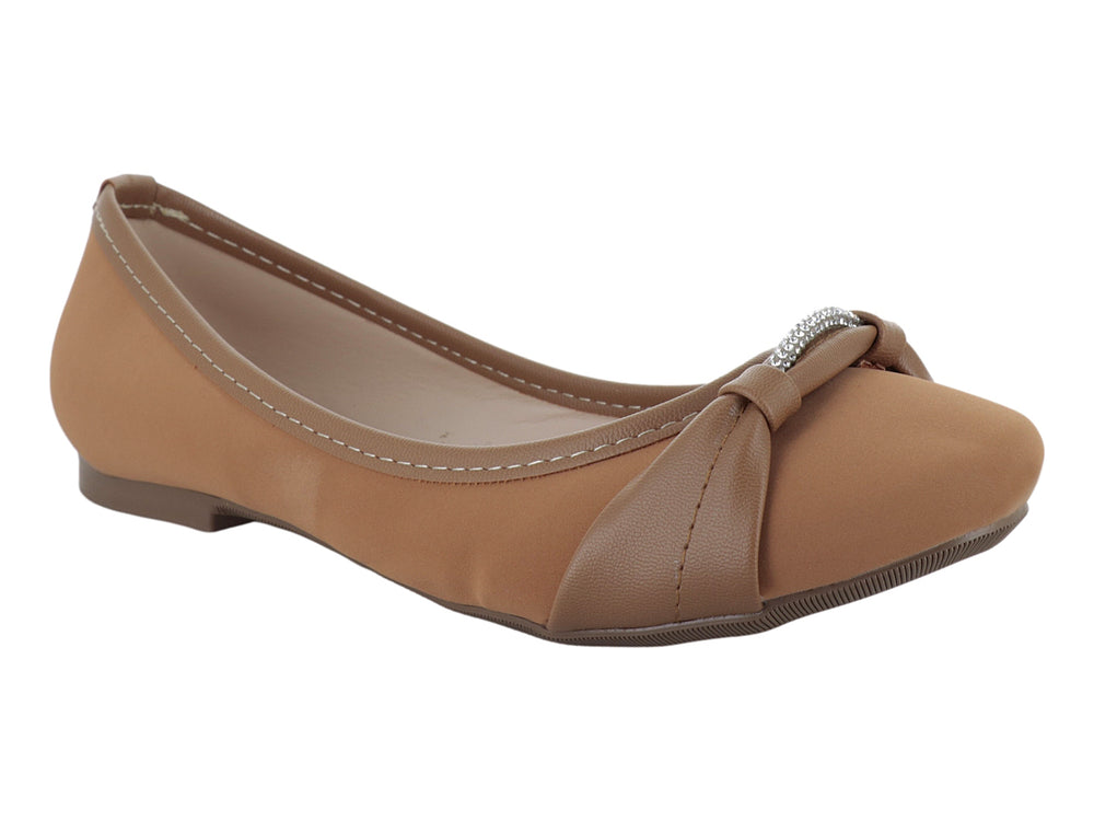 Zapato plano color camel para mujer con detalle de moño y adorno brillante en la punta.