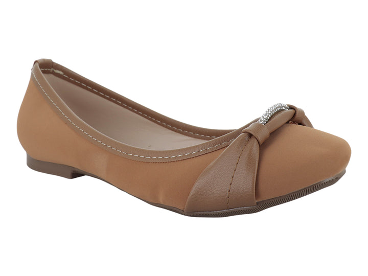 Zapato plano color camel para mujer con detalle de moño y adorno brillante en la punta.