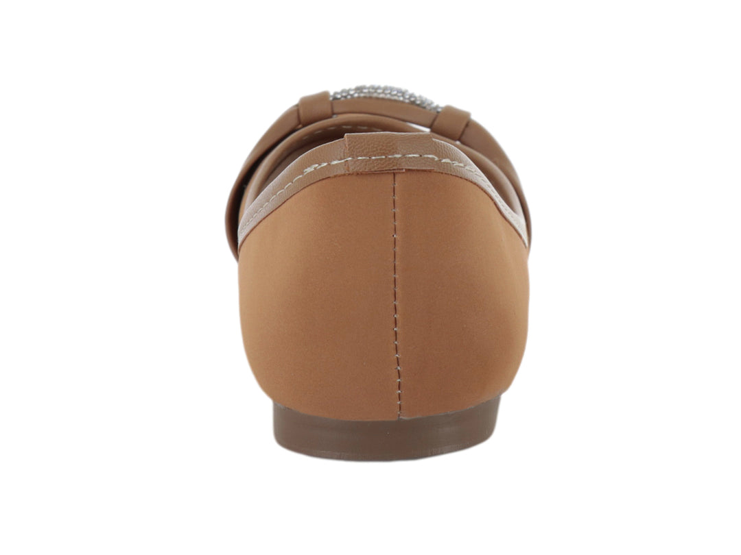 Zapato plano color camel para mujer con detalle de moño y adorno brillante en la punta.