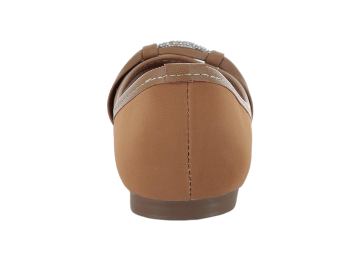 Zapato plano color camel para mujer con detalle de moño y adorno brillante en la punta.