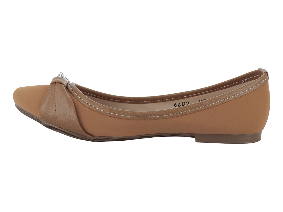 Zapato plano color camel para mujer con detalle de moño y adorno brillante en la punta.