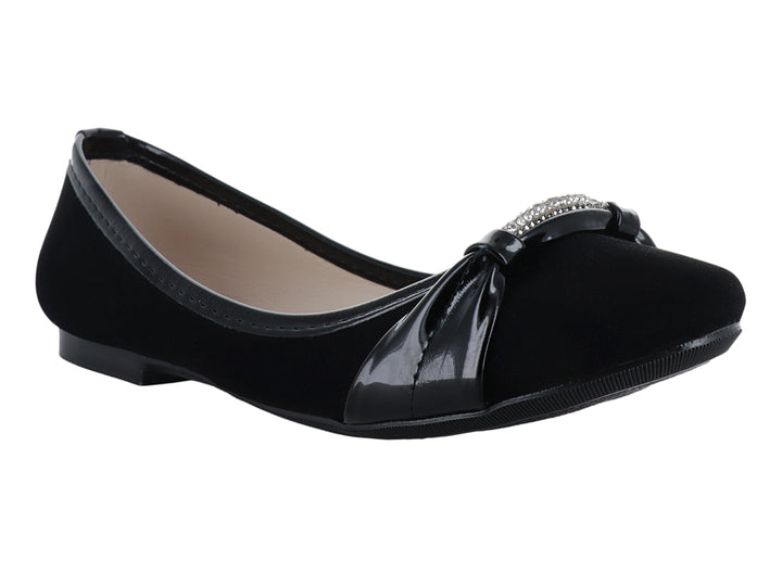 Zapato plano negro con moño de acabado brillante y detalles de cristales en la parte superior.