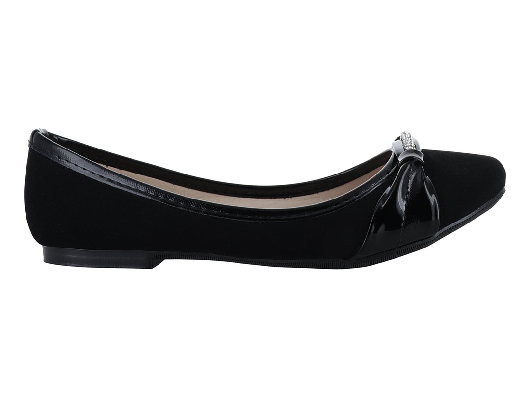 Zapato plano negro con moño de acabado brillante y detalles de cristales en la parte superior.