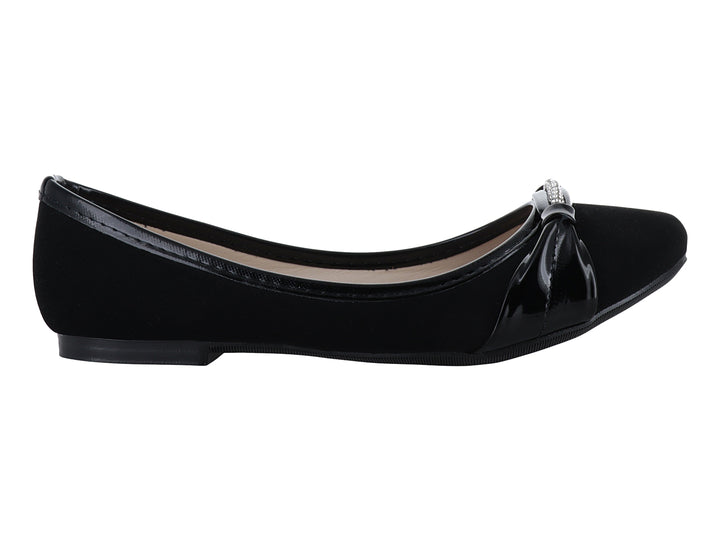 Zapato plano negro con moño de acabado brillante y detalles de cristales en la parte superior.