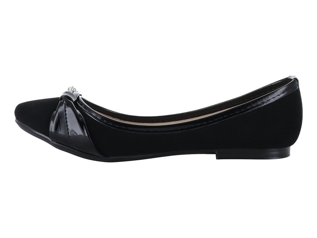 Zapato plano negro con moño de acabado brillante y detalles de cristales en la parte superior.