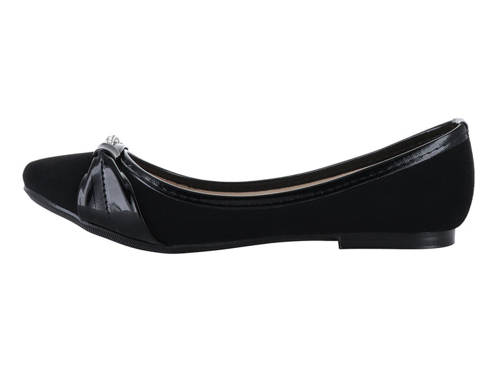 Zapato plano negro con moño de acabado brillante y detalles de cristales en la parte superior.