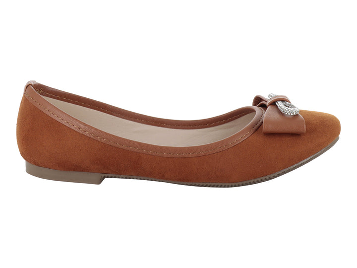 Zapato plano color armañac para mujer con detalle de moño y pedrería plateada en la parte frontal.