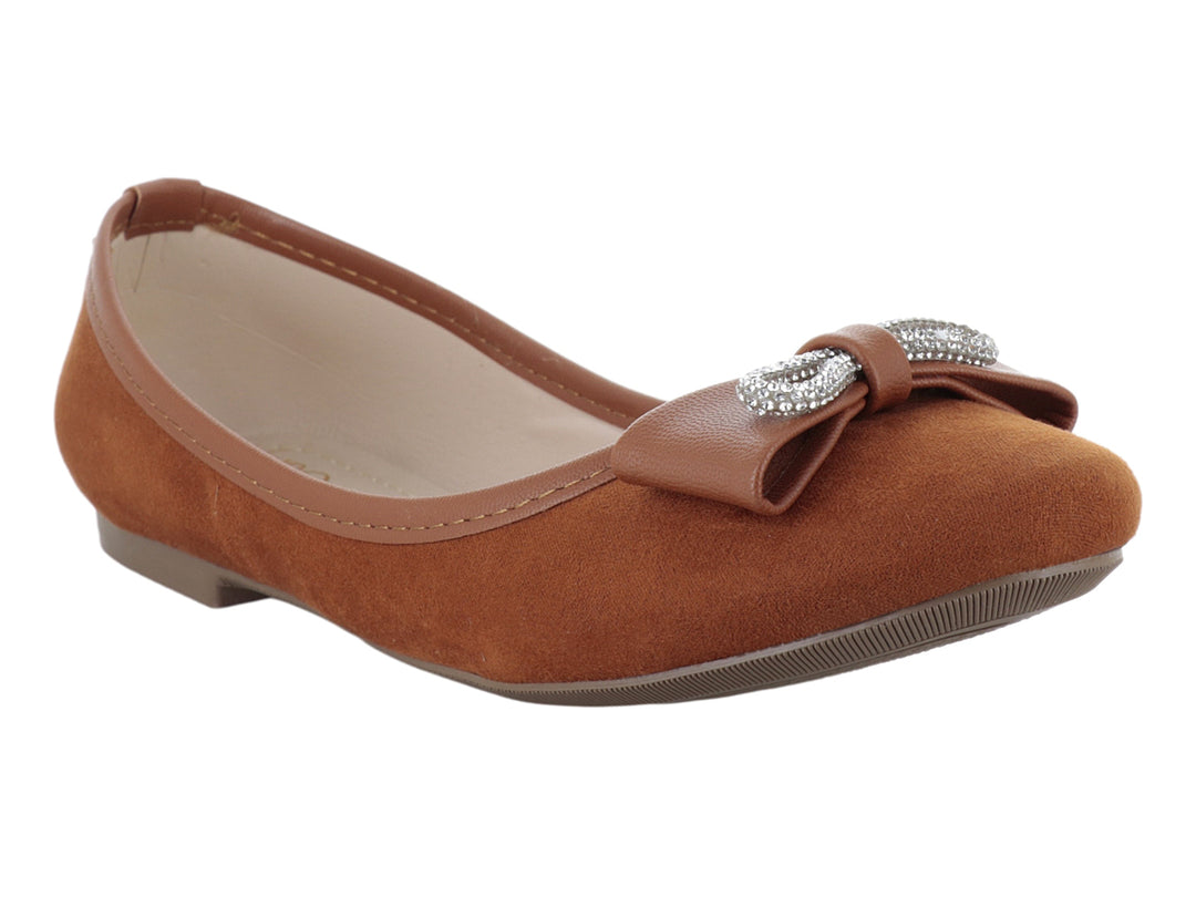 Zapato plano color armañac para mujer con detalle de moño y pedrería plateada en la parte frontal.