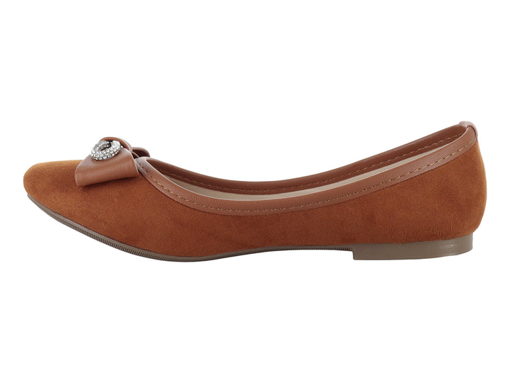 Zapato plano color armañac para mujer con detalle de moño y pedrería plateada en la parte frontal.
