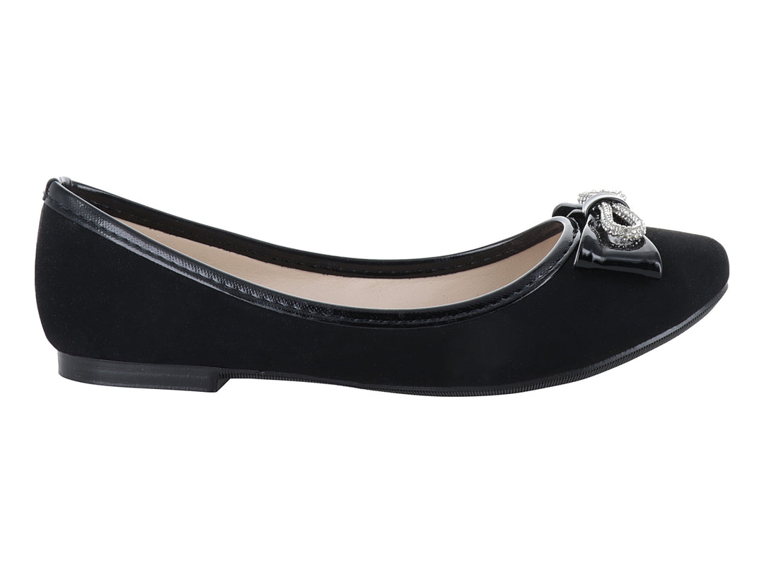 Zapato plano color negro para mujer con detalle de hebilla plateada brillante en la punta.